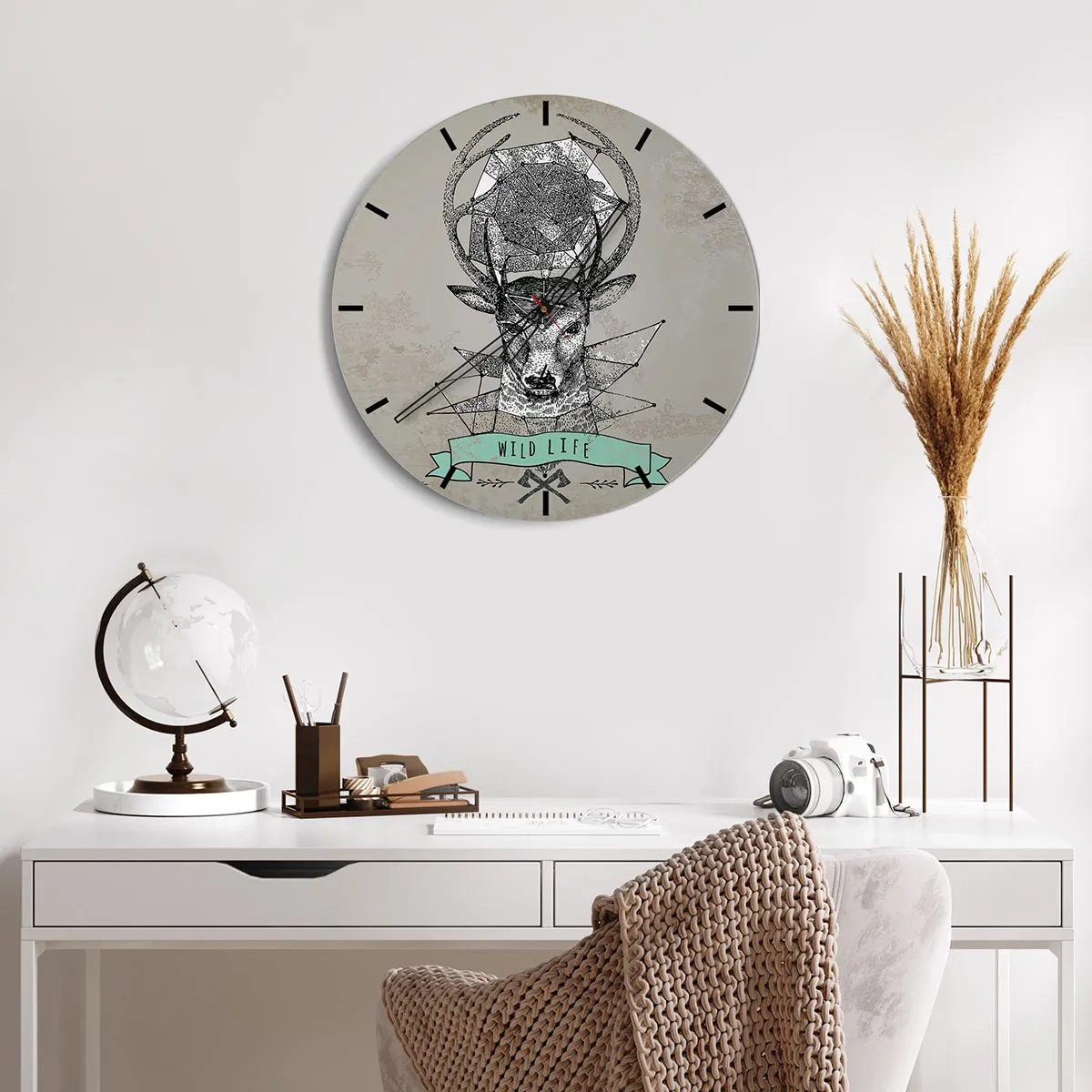 Horloge murale - Pendule murale - Cerf géométrique avec l'inscription Wild Life sur fond gris - 30x30cm - Voir St. Hubertus - Décoration murale moderne pour le salon, la cuisine et la chambre ARTTOR