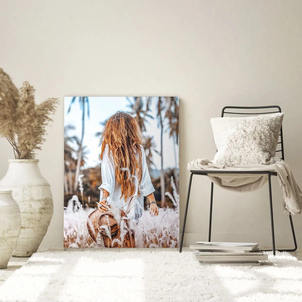Impression sur verre - Image sur verre - Une femme dans un champ d'herbe avec des palmiers en arrière-plan au coucher du soleil - 80x120cm - Né de peluches d'herbe - Décoration murale moderne pour le salon et la chambre ARTTOR