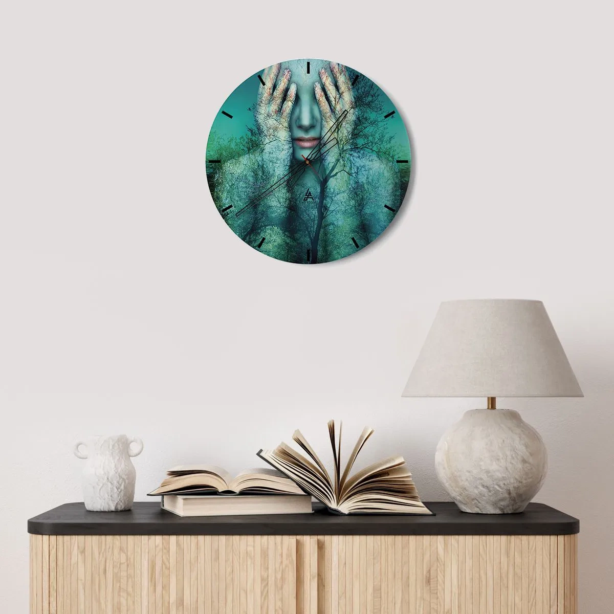 Horloge murale - Pendule murale - Le visage d'une femme dans une forêt avec des arbres et un fond vert. - 30x30cm - immergé dans l'azur - Décoration murale moderne pour le salon, la cuisine et la chambre ARTTOR