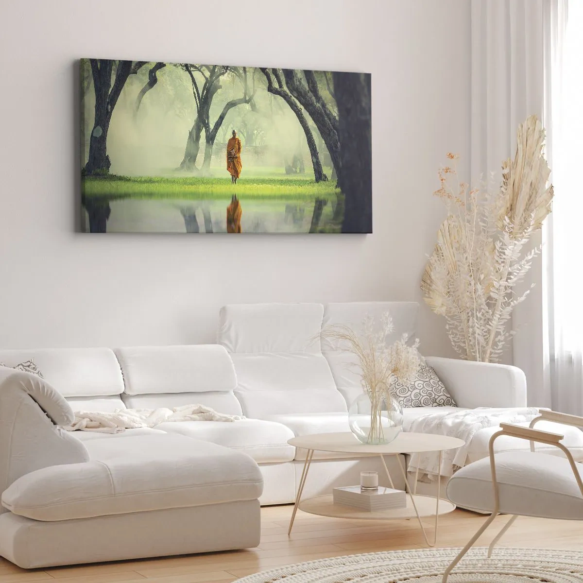 Impression sur toile - Image sur toile - Un moine en robe orange dans une forêt avec un fond brumeux et un reflet dans l'eau. - 140x50cm - En route vers l'illumination - Décoration murale moderne pour le salon et la chambre ARTTOR