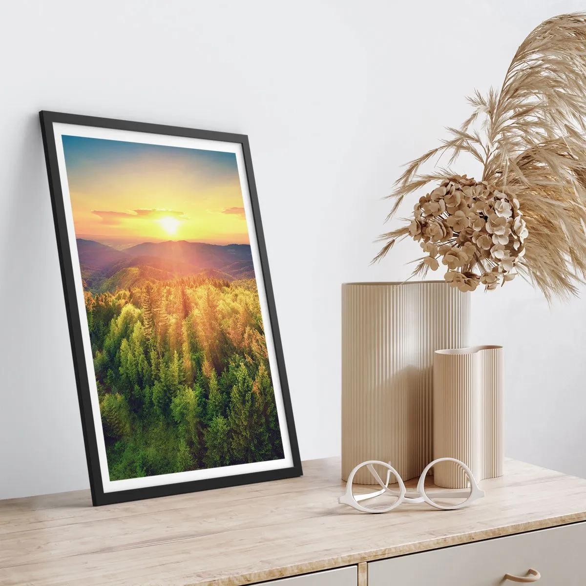 Affiche dans un cadre noir - Poster - Coucher de soleil sur une forêt montagneuse pleine de verdure - 50x70cm - Monts et sommets - Décoration murale moderne pour le salon et la chambre ARTTOR