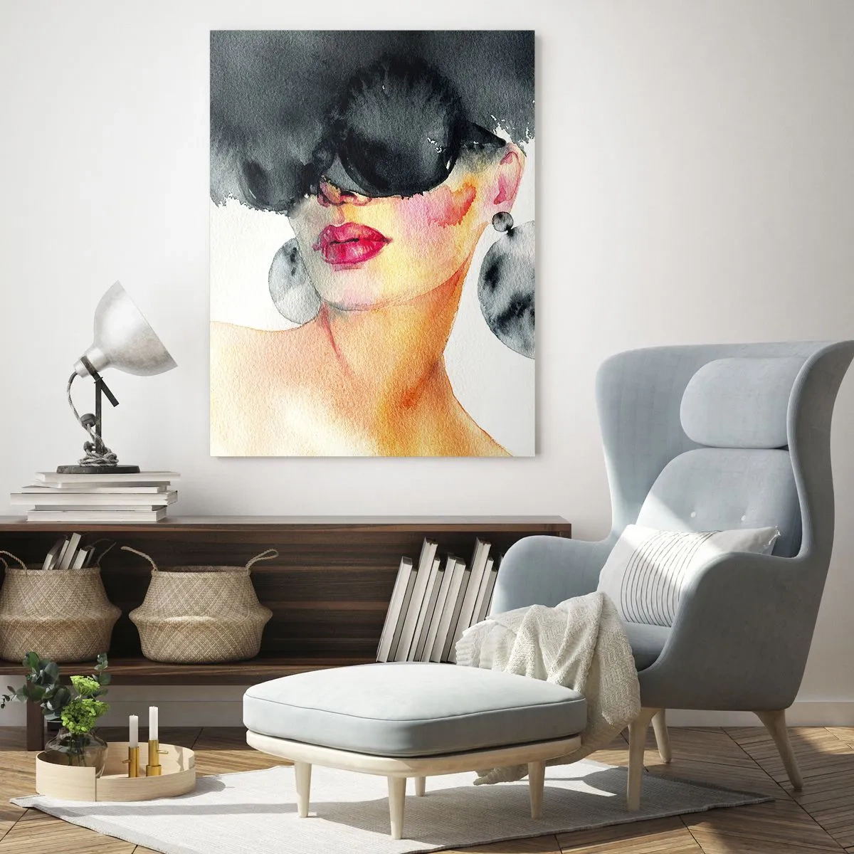 Impression sur verre - Image sur verre - Portrait d'une femme avec de grandes boucles d'oreilles et une tache noire au-dessus de la tête - 50x70cm - Secret de l'élégance - Décoration murale moderne pour le salon et la chambre ARTTOR
