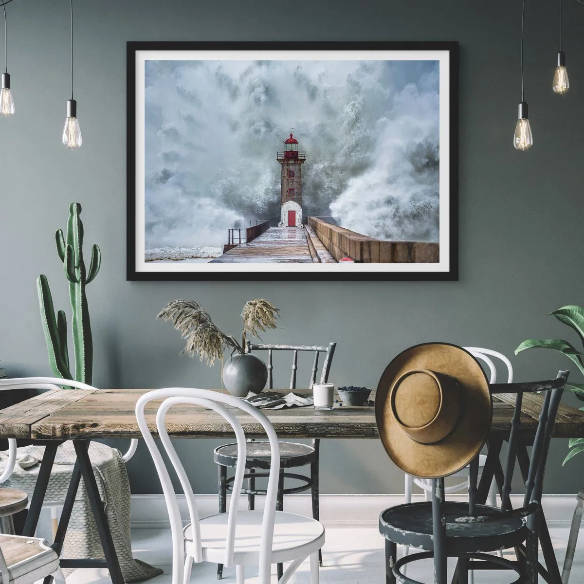 Affiche dans un cadre noir - Poster - Un phare entouré de vagues agitées - 100x70cm - Le rugissement des eaux, le bruit soufflera - Décoration murale moderne pour le salon et la chambre ARTTOR