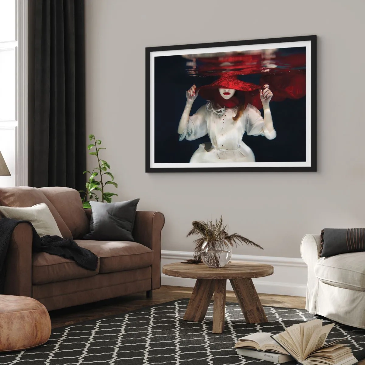 Affiche dans un cadre noir - Poster - Une femme avec un chapeau rouge immergée dans l'eau - 70x50cm - Femme mystérieuse - Décoration murale moderne pour le salon et la chambre ARTTOR