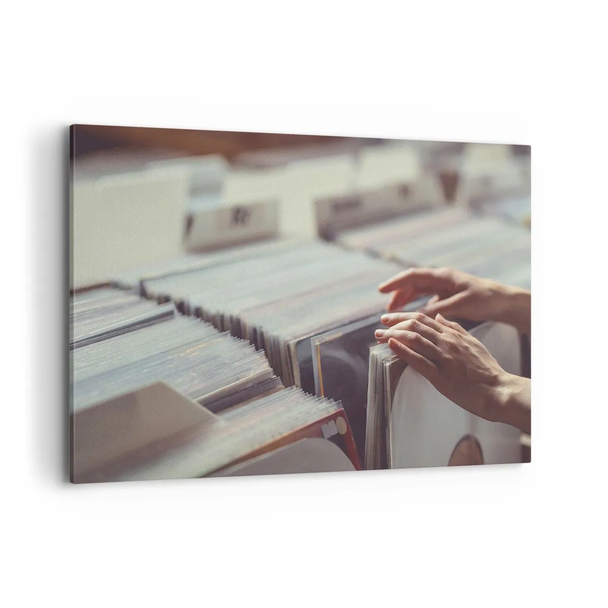 Impression sur toile - Image sur toile - Mains regardant à travers une collection de vinyles - 120x80cm - A la recherche d'émotions - Décoration murale moderne pour le salon et la chambre ARTTOR