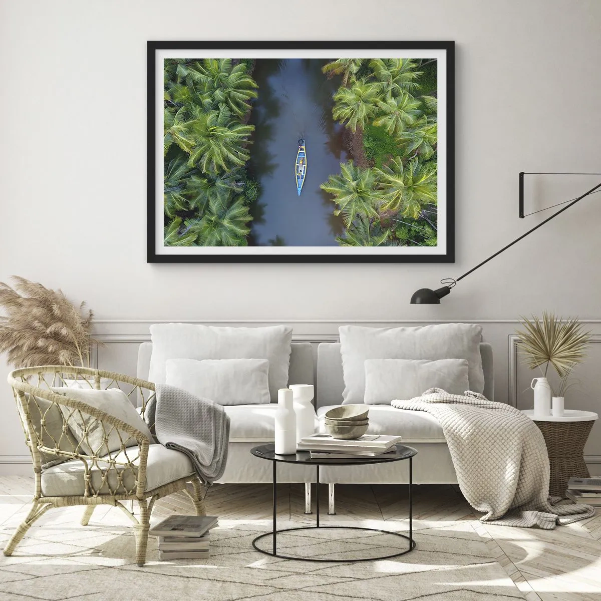 Affiche dans un cadre noir - Poster - Vue aérienne d'un bateau sur une rivière entourée de palmiers - 70x50cm - Sur un sentier tropical - Décoration murale moderne pour le salon et la chambre ARTTOR