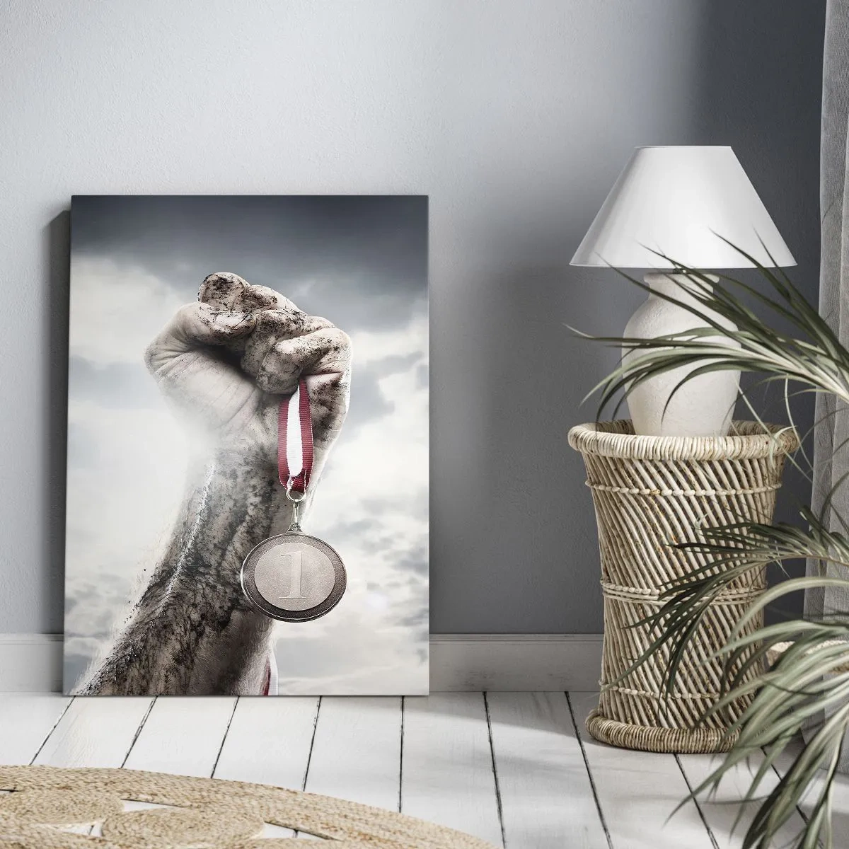 Impression sur toile - Image sur toile - Une main levée avec une médaille contre un ciel nuageux - 50x70cm - Per aspera ad astra - Décoration murale moderne pour le salon et la chambre ARTTOR