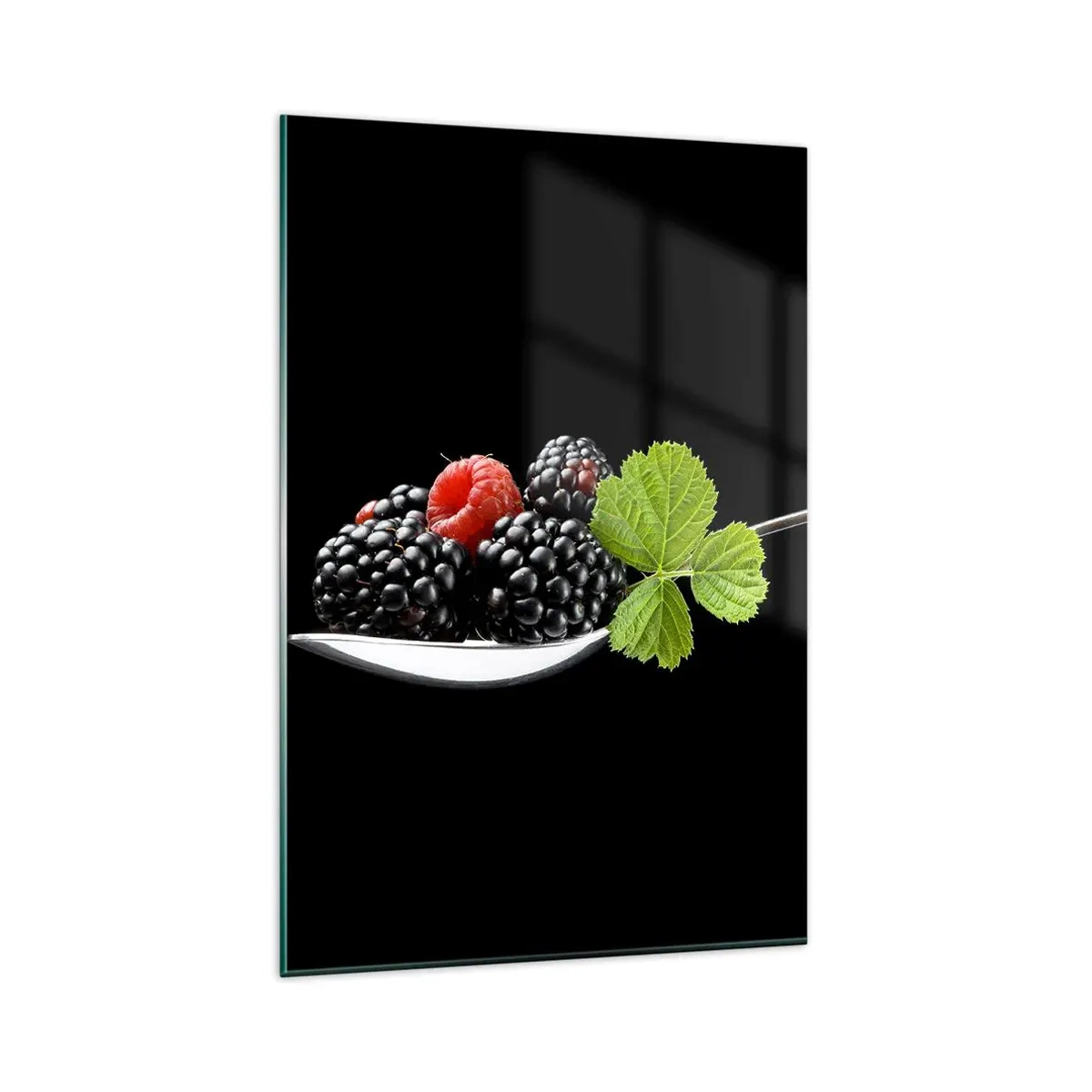 Impression sur verre - Image sur verre - Mûres et framboises sur une cuillère avec une feuille sur fond noir - 80x120cm - Le goût de la fraîcheur - Décoration murale moderne pour le salon et la chambre ARTTOR