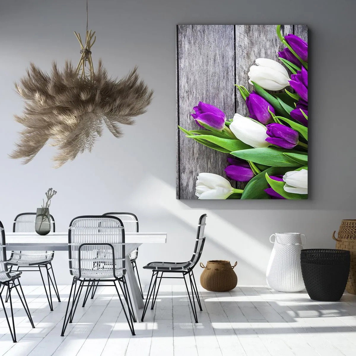 Impression sur toile - Image sur toile - Un bouquet de tulipes violettes et blanches sur un fond en bois - 80x120cm - Le jour des vacances de printemps - Décoration murale moderne pour le salon et la chambre ARTTOR