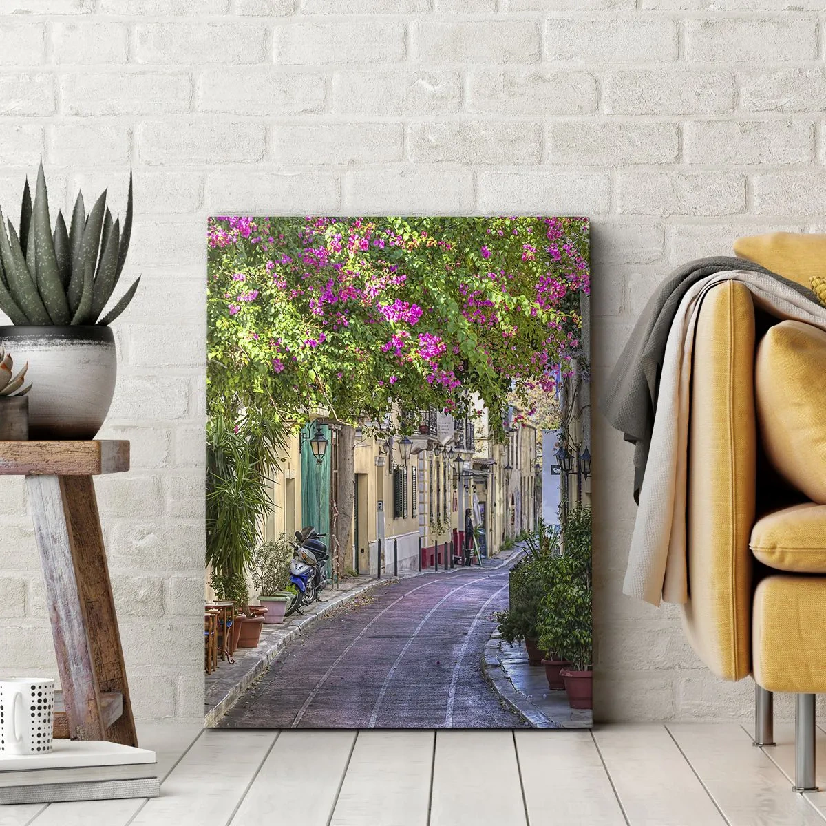 Impression sur toile - Image sur toile - Une charmante rue avec des vignes fleuries et des tables de café - 80x120cm - Allée fleurie - Décoration murale moderne pour le salon et la chambre ARTTOR