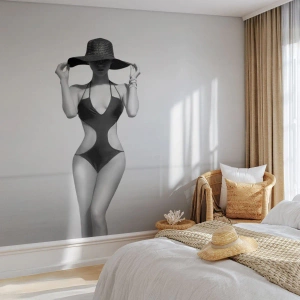 Papier Peint Photo Premium Sand - Femme élégante en maillot de bain face à la mer - 100x70cm - Mon prénom? Élégance - Décoration murale moderne pour le salon et la chambre ARTTOR