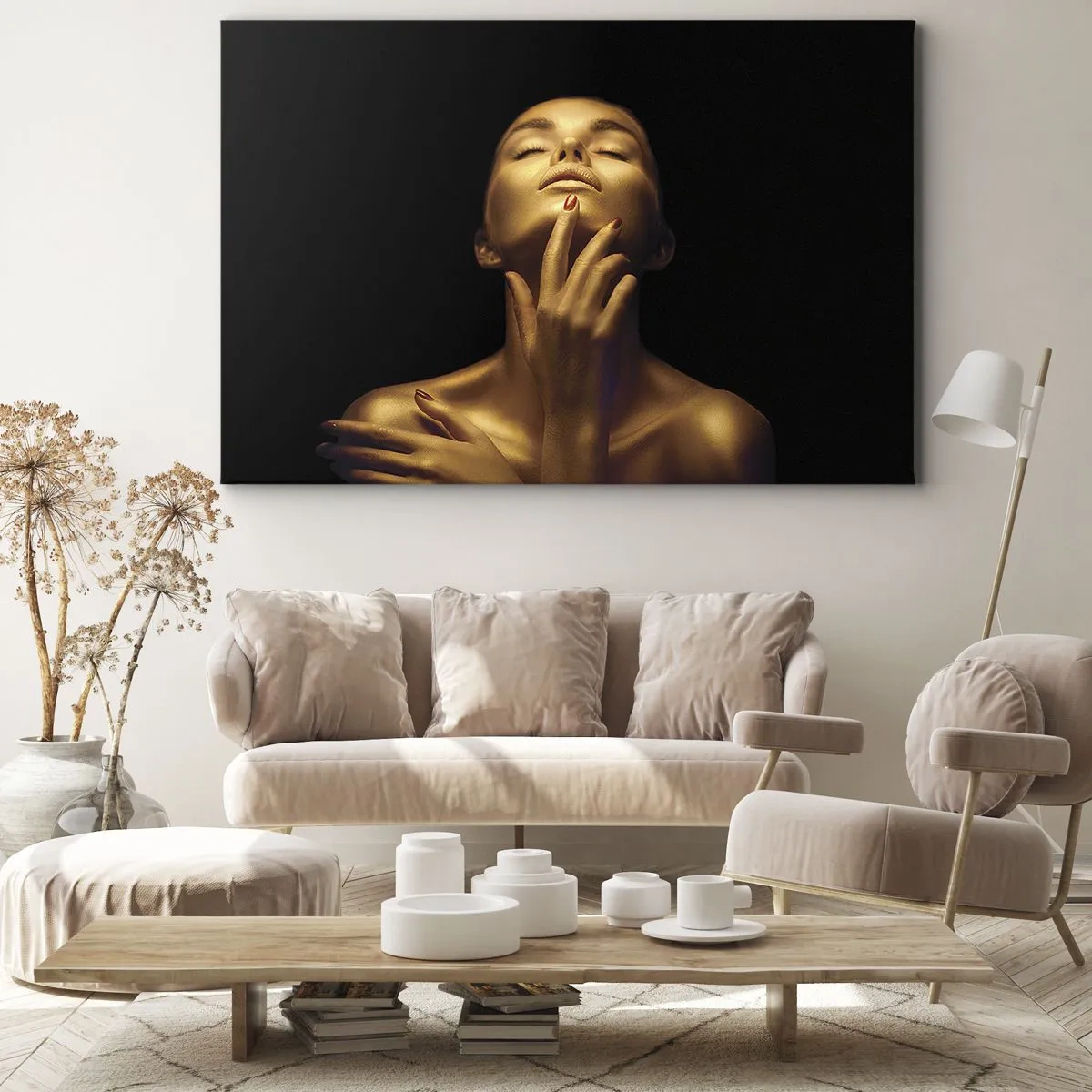 Impression sur toile - Image sur toile - Portrait d'une femme dans une lueur dorée sur fond noir - 70x50cm - Comme de la soie dorée - Décoration murale moderne pour le salon et la chambre ARTTOR