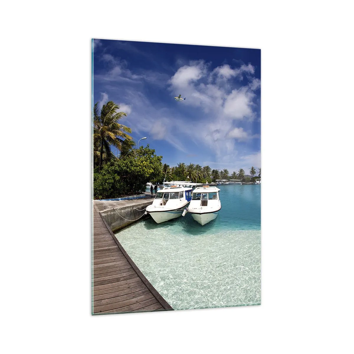 Impression sur verre - Image sur verre - Une jetée sur une mer turquoise avec des bateaux et des palmiers - 70x100cm - Et cependant, le paradis existe bien - Décoration murale moderne pour le salon et la chambre ARTTOR