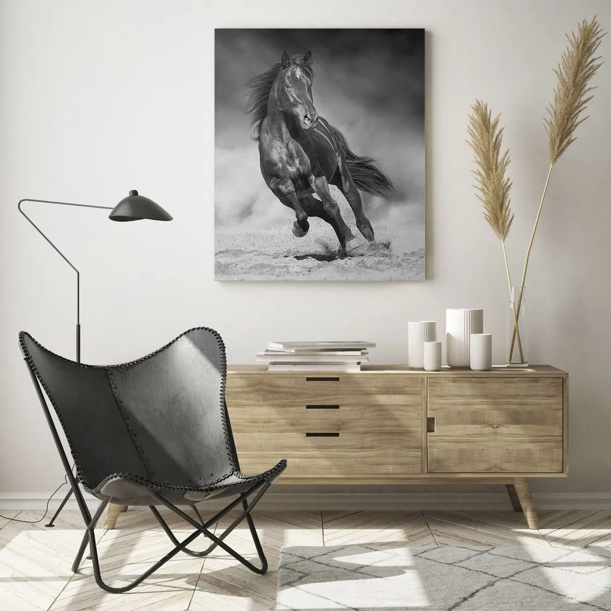 Impression sur verre - Image sur verre - Un cheval noir galopant sur le sable en noir et blanc. - 50x70cm - Digne de l'émir lui-même - Décoration murale moderne pour le salon et la chambre ARTTOR
