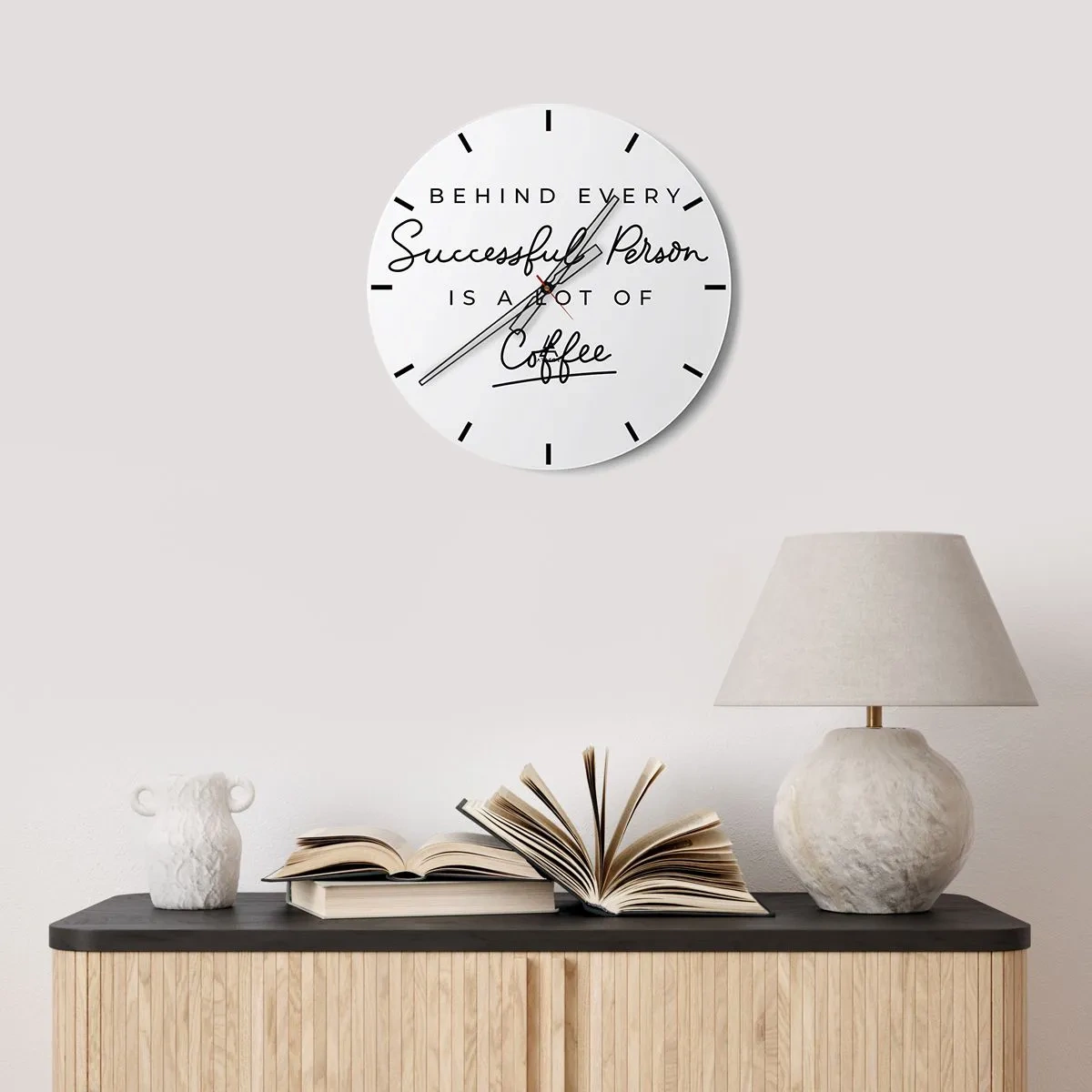 Horloge murale - Pendule murale - Une horloge blanche avec une inscription motivante sur le café. - 30x30cm - Secret du succès - Décoration murale moderne pour le salon, la cuisine et la chambre ARTTOR