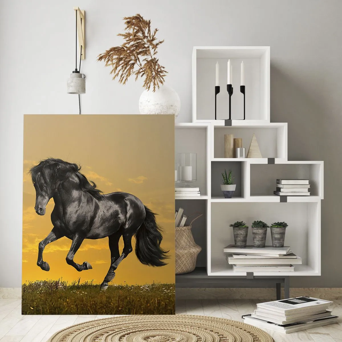 Impression sur verre - Image sur verre - Un cheval noir galope sur fond de coucher de soleil doré. - 80x120cm - Beau, libre et sauvage - Décoration murale moderne pour le salon et la chambre ARTTOR