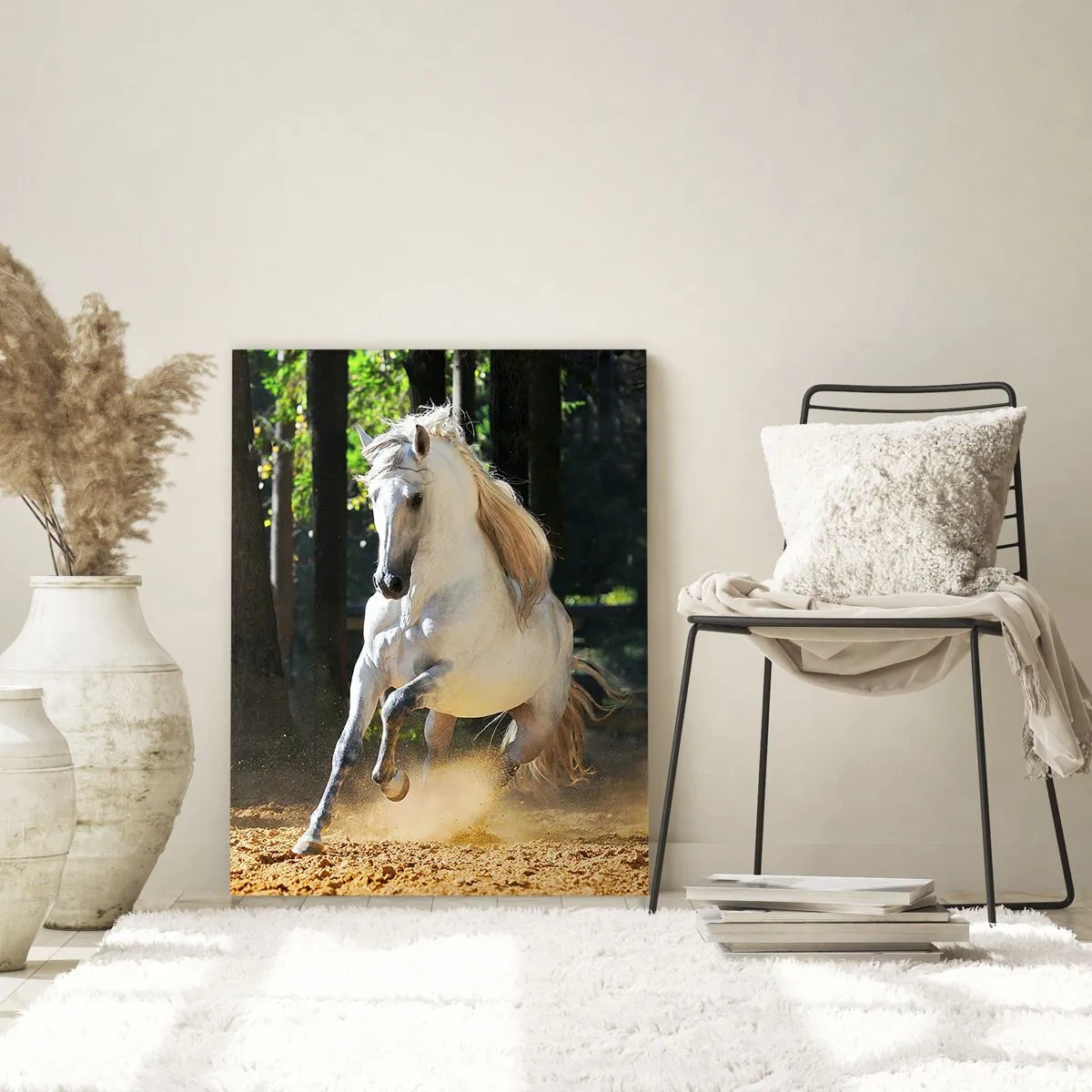 Impression sur verre - Image sur verre - Un cheval blanc galope sur un sol sablonneux dans la forêt - 50x70cm - Comme dans un roman fantastique - Décoration murale moderne pour le salon et la chambre ARTTOR