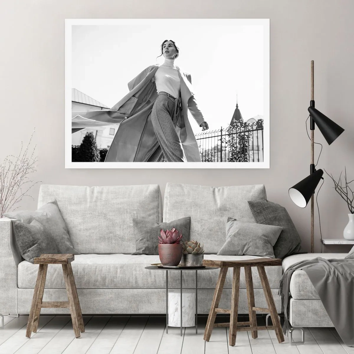 Affiche - Poster - Femme élégante en manteau sur fond architectural noir et blanc - 100x70cm - Tu viens avec moi? - Décoration murale moderne pour le salon et la chambre ARTTOR