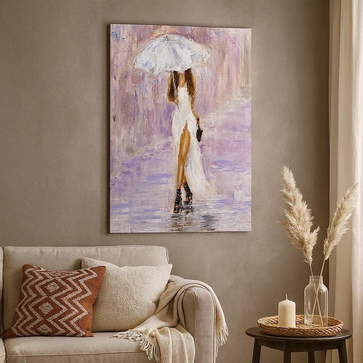 Impression sur toile - Image sur toile - Une femme avec un parapluie marchant sous la pluie dans des tons lilas - 50x70cm - Sous la pluie lilas - Décoration murale moderne pour le salon et la chambre ARTTOR