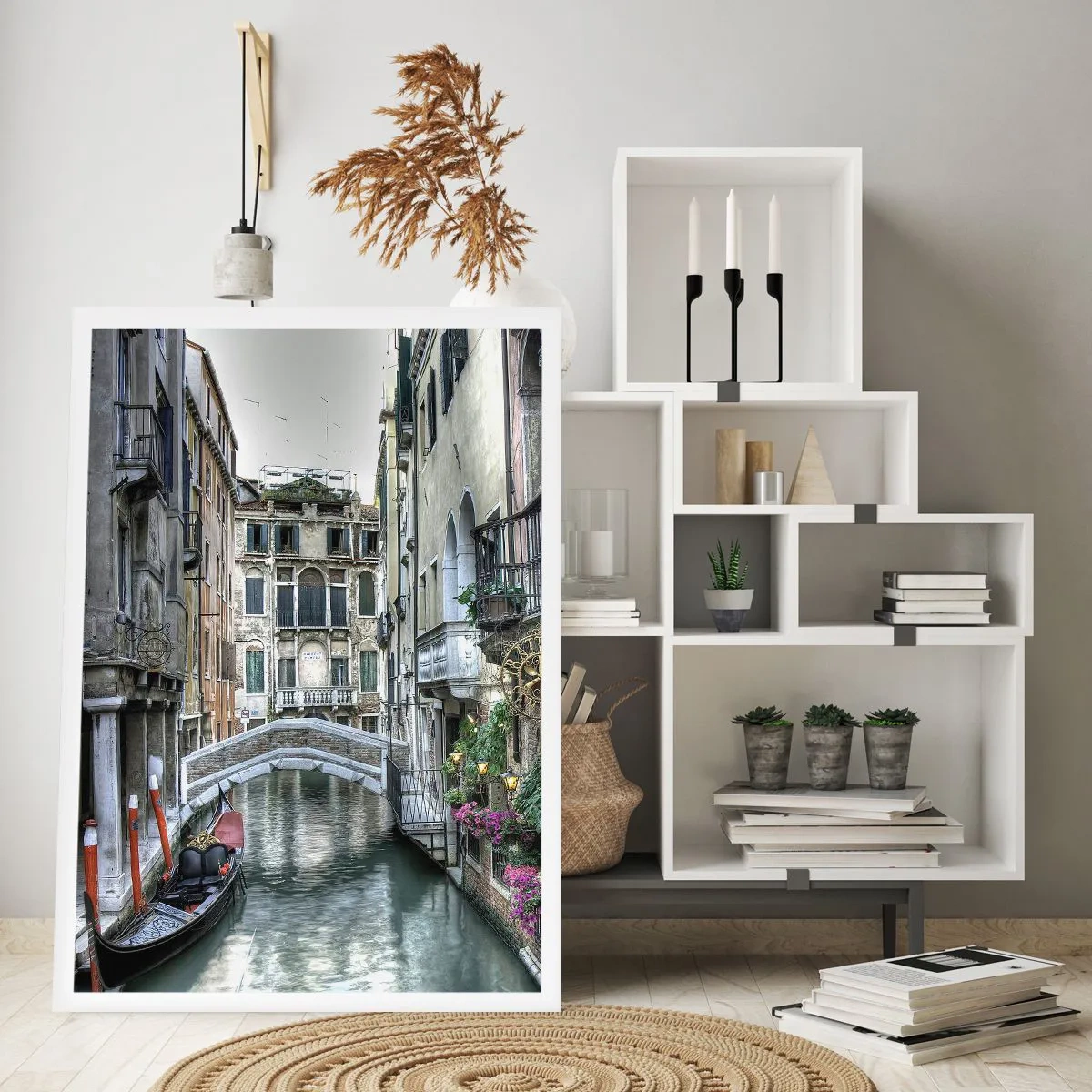 Affiche - Poster - Un canal à Venise avec une gondole et un pont en arrière-plan - 50x70cm - Pendant des siècles dans une réflexion silencieuse - Décoration murale moderne pour le salon et la chambre ARTTOR