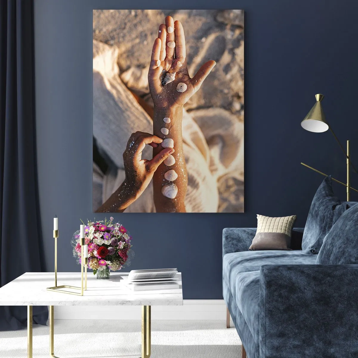 Impression sur verre - Image sur verre - Mains avec des coquillages disposés sur le fond de sable - 80x120cm - La beauté à portée de main - Décoration murale moderne pour le salon et la chambre ARTTOR