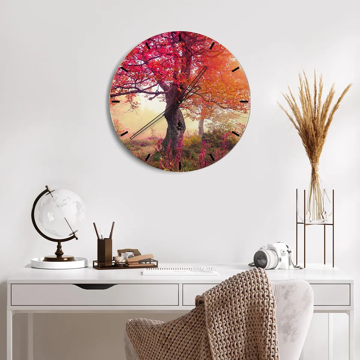 Horloge murale - Pendule murale - Un arbre aux feuilles rouges dans un paysage d'automne - 30x30cm - Frénésie de floraison - Décoration murale moderne pour le salon, la cuisine et la chambre ARTTOR