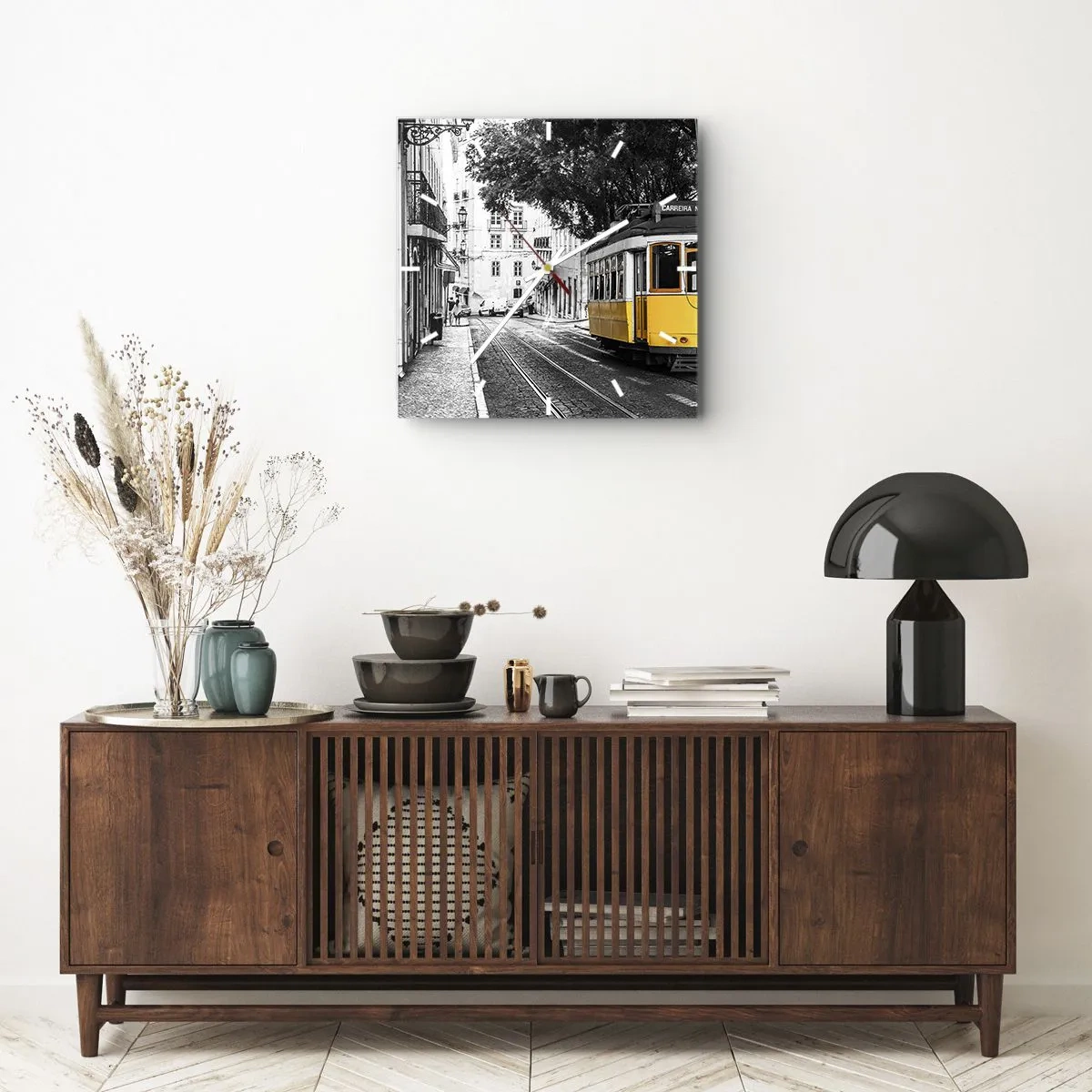 Horloge murale - Pendule murale - Un tramway jaune sur fond de rue en noir et blanc - 30x30cm - Et du fado en arrière-plan - Décoration murale moderne pour le salon et la chambre ARTTOR