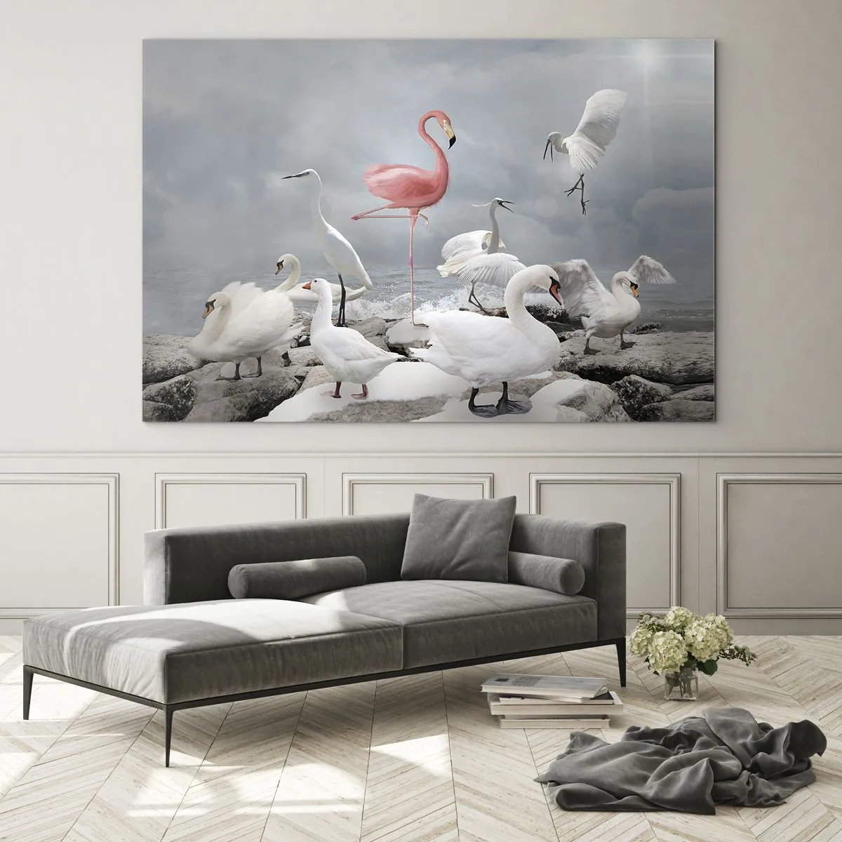 Impression sur verre - Image sur verre - Un flamant rose parmi des cygnes blancs et des hérons contre l'eau - 120x80cm - Comment suis-je arrivé là? - Décoration murale moderne pour le salon et la chambre ARTTOR