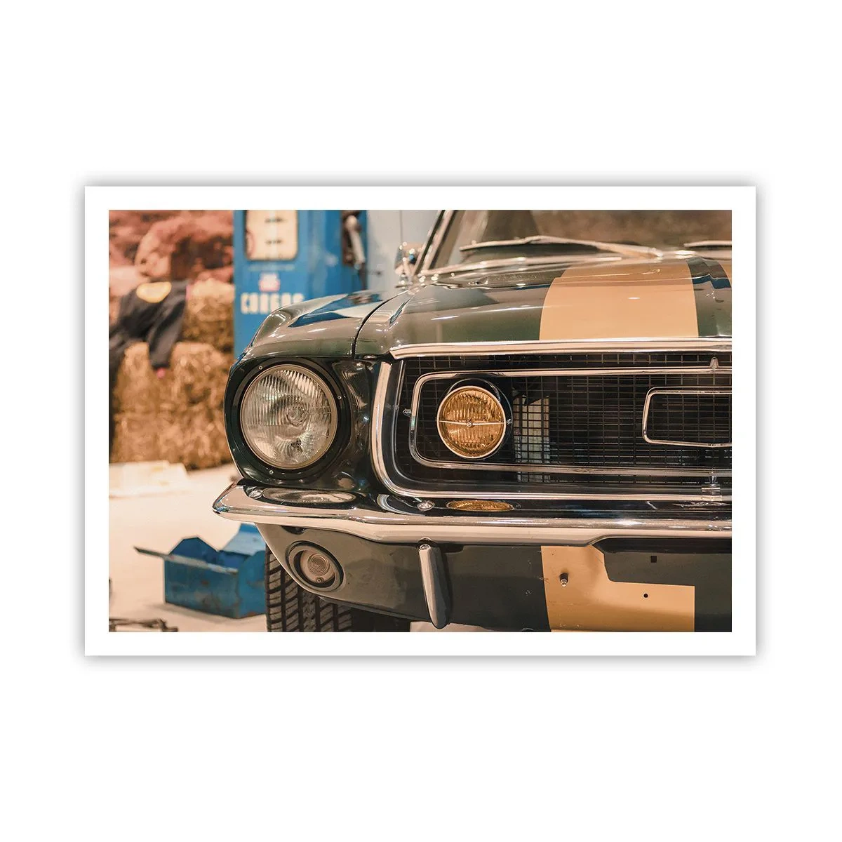 Affiche - Poster - Une voiture rétro emblématique dans un cadre classique - 100x70cm - Rencontre avec une légende - Décoration murale moderne pour le salon et la chambre ARTTOR