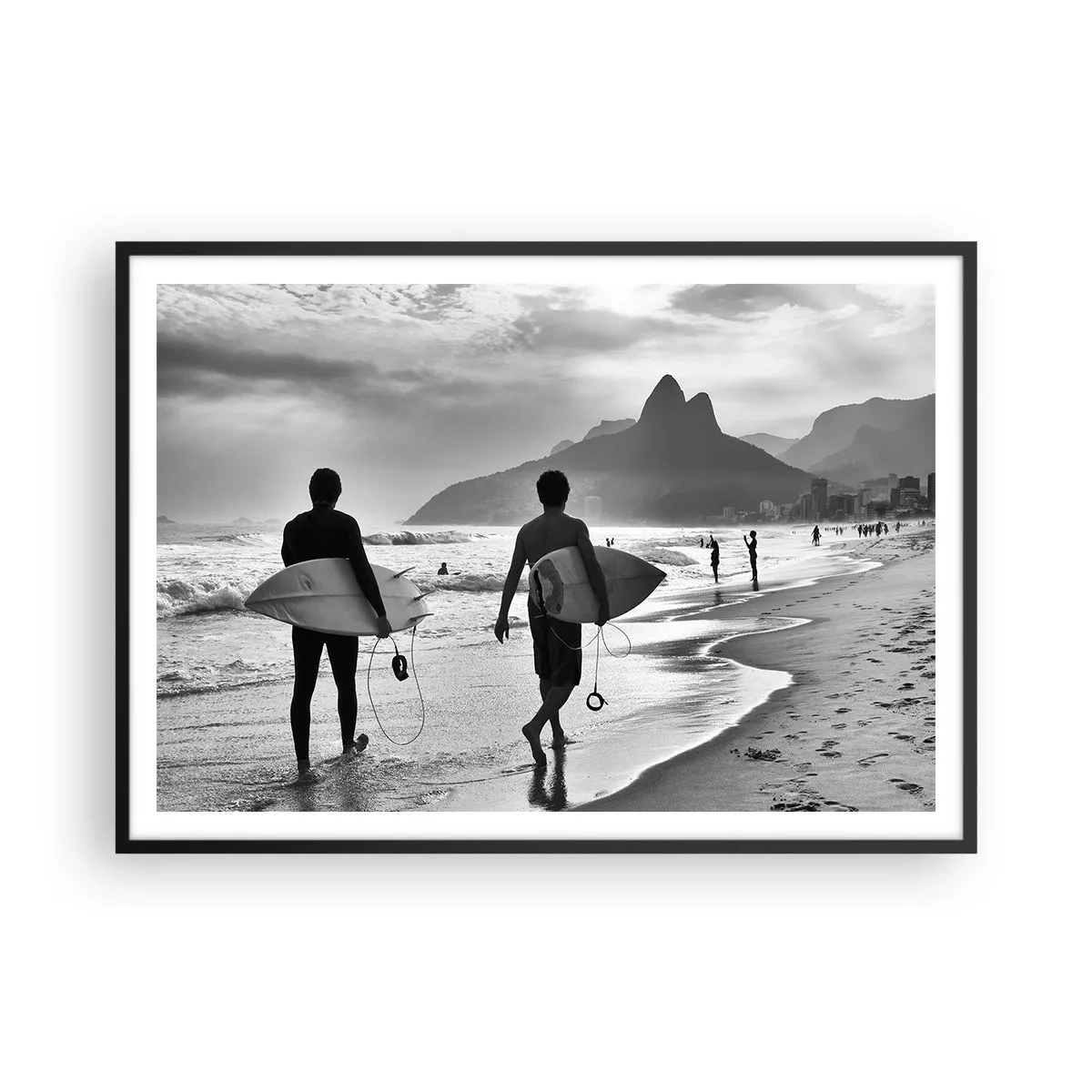 Affiche dans un cadre noir - Poster - Deux surfeurs marchant sur la plage avec leurs planches en noir et blanc. - 100x70cm - Samba sur une vague - Décoration murale moderne pour le salon et la chambre ARTTOR