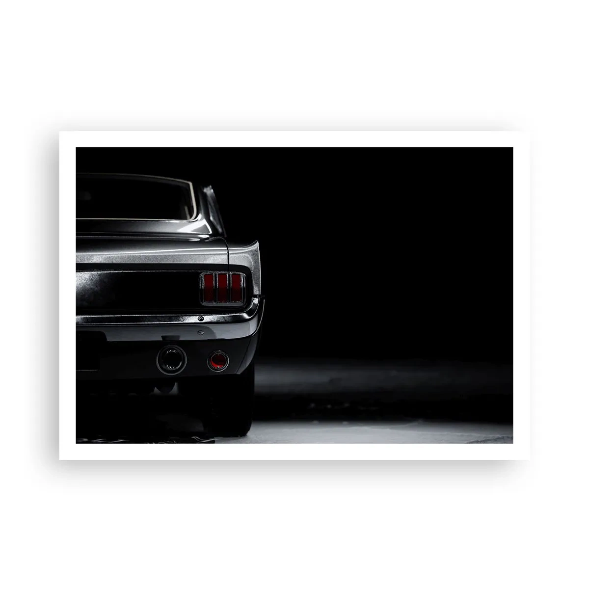 Affiche - Poster - Une image en noir et blanc de l'arrière d'une voiture classique sur un fond sombre. - 100x70cm - Le charme du classique - Décoration murale moderne pour le salon et la chambre ARTTOR