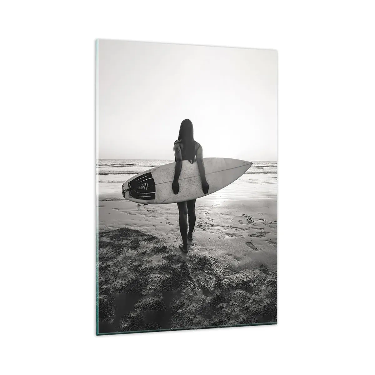 Impression sur verre - Image sur verre - Femme avec planche de surf sur la plage en noir et blanc - 80x120cm - Fille des vagues de la mer - Décoration murale moderne pour le salon et la chambre ARTTOR