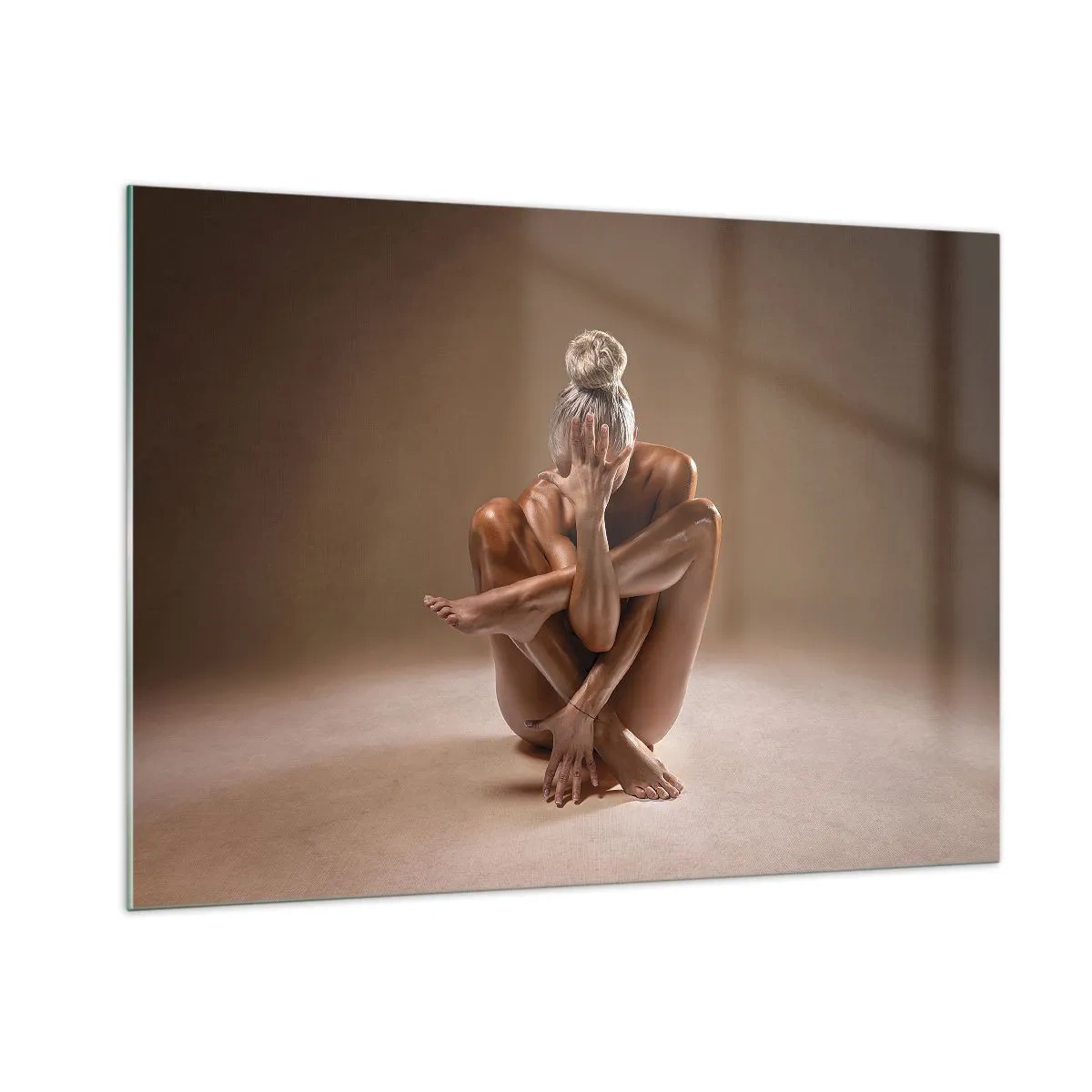 Impression sur verre - Image sur verre - Une femme sensuelle dans une pose artistique sur un fond d'ombre. - 100x70cm - Unité du corps et de l'âme - Décoration murale moderne pour le salon et la chambre ARTTOR