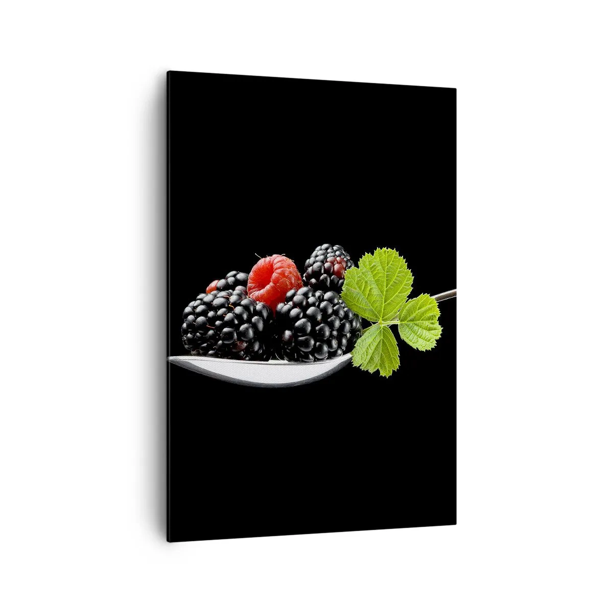 Impression sur toile - Image sur toile - Mûres et framboises sur une cuillère avec une feuille sur fond noir - 70x100cm - Le goût de la fraîcheur - Décoration murale moderne pour le salon et la chambre ARTTOR