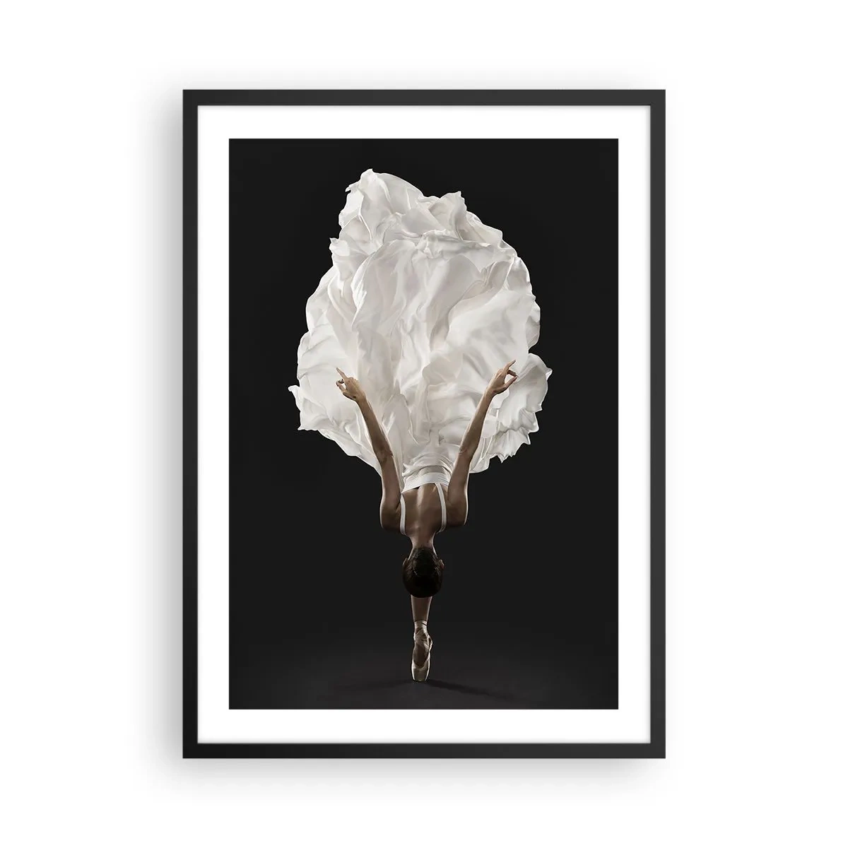 Affiche dans un cadre noir - Poster - Une danseuse en robe blanche flottant dans les airs sur un fond noir - 50x70cm - Ceinture inhabituelle - Décoration murale moderne pour le salon et la chambre ARTTOR