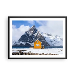 Affiche dans un cadre noir - Poster - Une maison jaune sur fond de montagnes enneigées et de la mer - 70x50cm - Vacances scandinaves - Décoration murale moderne pour le salon et la chambre ARTTOR