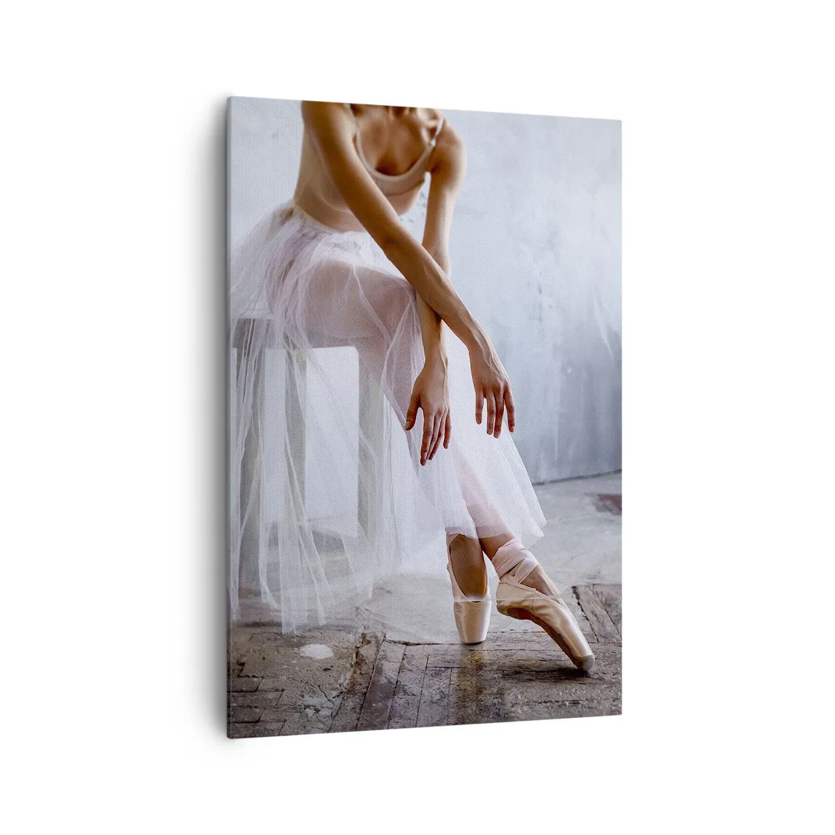 Impression sur toile - Image sur toile - Une ballerine dans une pose délicate sur un fond industriel - 70x100cm - Avant que les lumières de la rampe ne clignotent - Décoration murale moderne pour le salon et la chambre ARTTOR