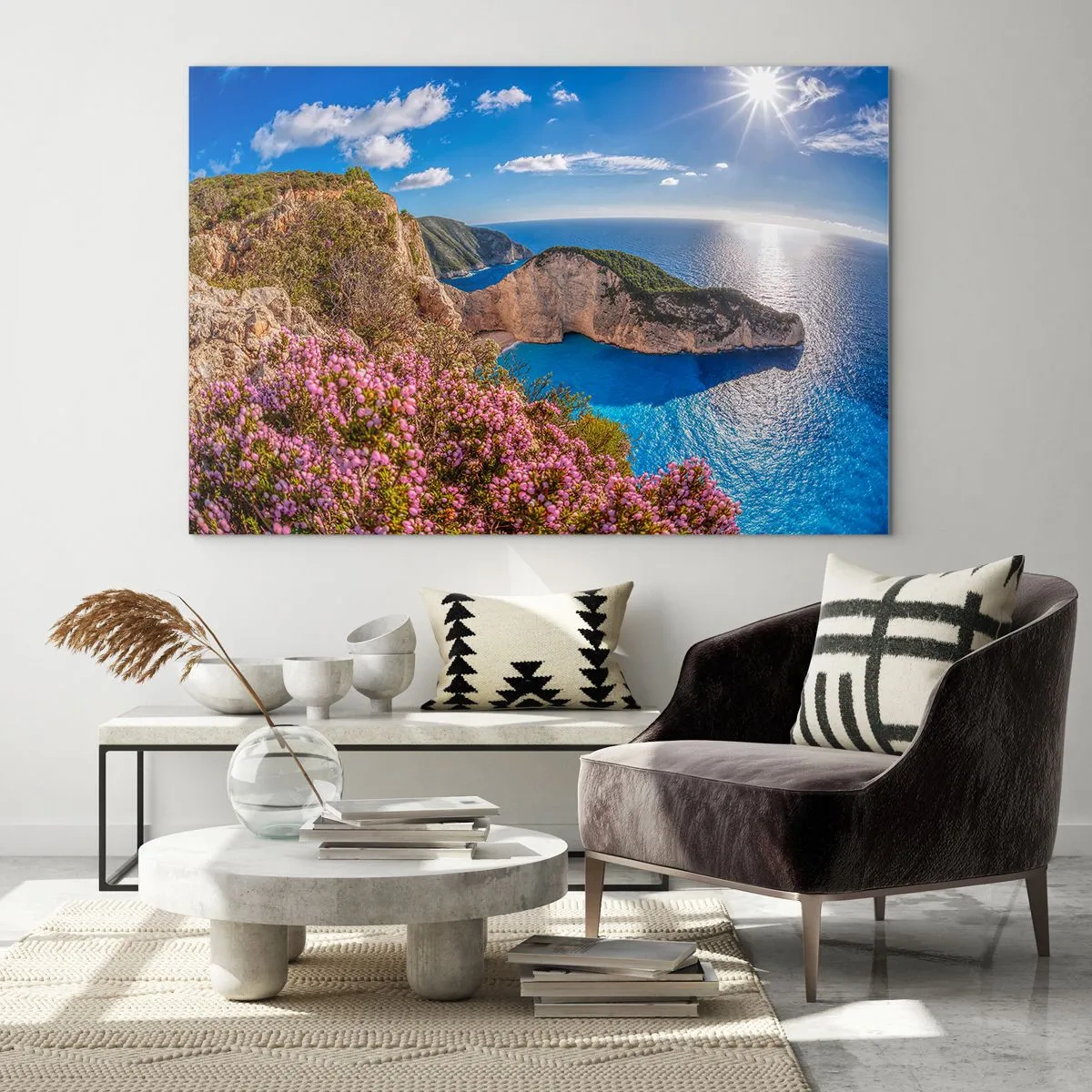 Impression sur verre - Image sur verre - Paysage grec avec falaises, mer et arbustes à fleurs - 120x80cm - Mes super vacances grecques - Décoration murale moderne pour le salon et la chambre ARTTOR