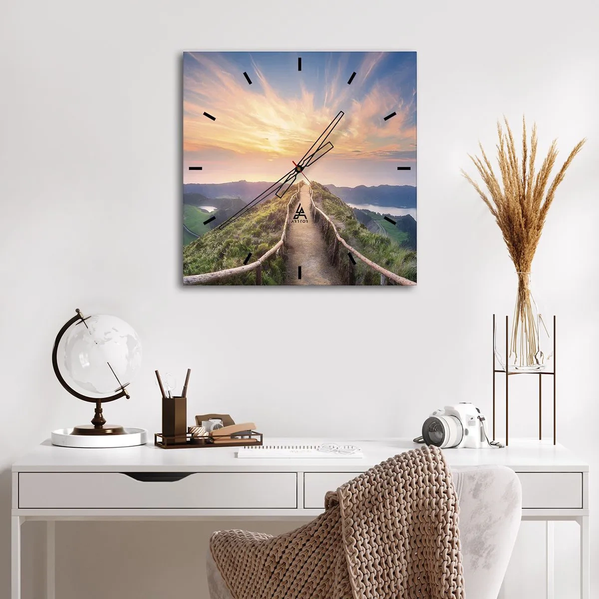 Horloge murale - Pendule murale - Un sentier pittoresque sur une colline avec vue sur le coucher de soleil - 30x30cm - Proche du ciel - Décoration murale moderne pour le salon et la chambre ARTTOR