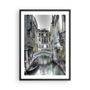 Affiche dans un cadre noir - Poster - Un canal à Venise avec une gondole et un pont en arrière-plan - 50x70cm - Pendant des siècles dans une réflexion silencieuse - Décoration murale moderne pour le salon et la chambre ARTTOR