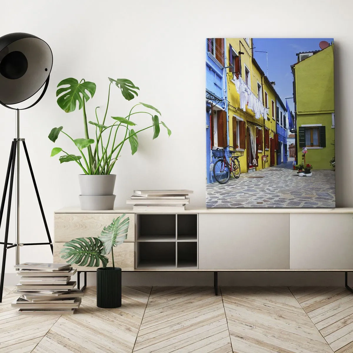Impression sur toile - Image sur toile - Une rue colorée avec des vélos parmi des bâtiments pastel - 80x120cm - Pastel, douce ruelle - Décoration murale moderne pour le salon et la chambre ARTTOR