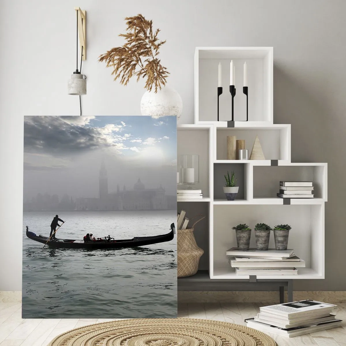Impression sur verre - Image sur verre - Une gondole glisse sur les eaux de Venise par un matin brumeux, surplombant la ville. - 70x100cm - Une ville fabuleuse faite d'eau et de brouillard - Décoration murale moderne pour le salon et la chambre ARTTOR