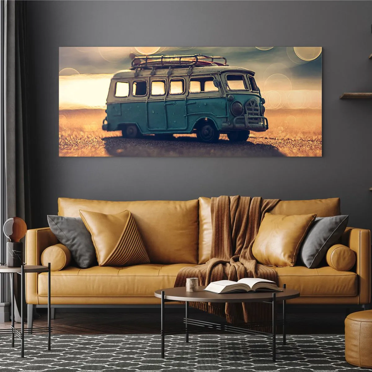Impression sur verre - Image sur verre - Bus rétro contre une lumière floue - 120x50cm - La fin des idoles : argent et travail - Décoration murale moderne pour le salon et la chambre ARTTOR