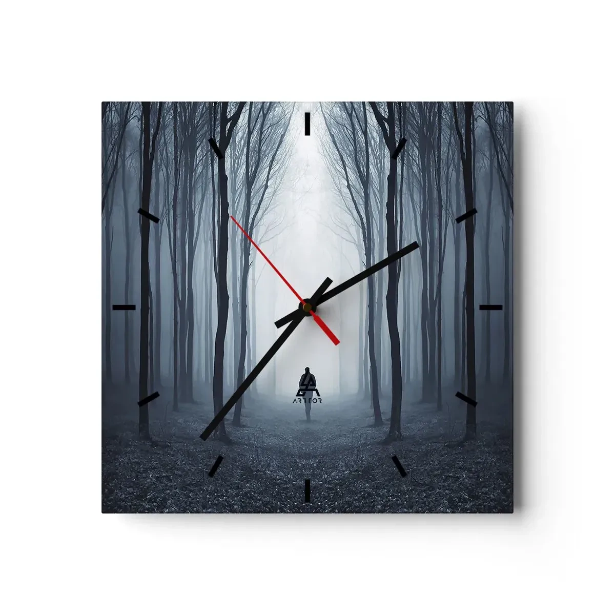 Horloge murale - Pendule murale - Une silhouette marchant parmi les arbres dans une forêt brumeuse - 30x30cm - Tout est simple et clair - Décoration murale moderne pour le salon et la chambre ARTTOR