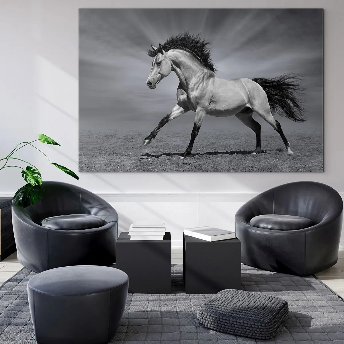 Impression sur verre - Image sur verre - Une photo en noir et blanc d'un cheval galopant dans un champ ouvert. - 70x50cm - Né pour séduire - Décoration murale moderne pour le salon et la chambre ARTTOR