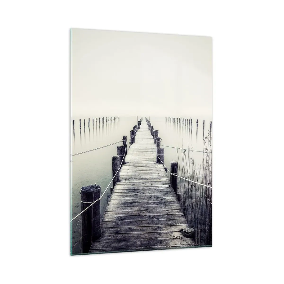 Impression sur verre - Image sur verre - Un pont en bois mène aux profondeurs d'un lac calme dans le brouillard. - 50x70cm - Plongez dans la paix - Décoration murale moderne pour le salon et la chambre ARTTOR
