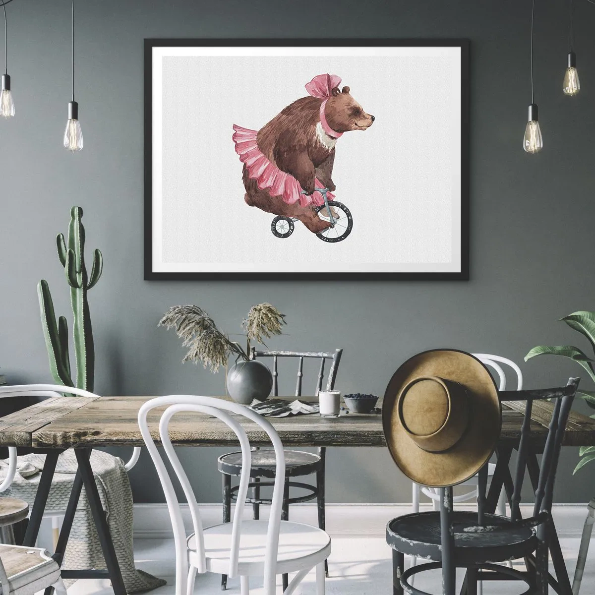 Affiche dans un cadre noir - Poster - Un ours en peluche dans une jupe rose sur un vélo de style rétro - 100x70cm - Quel cirque ! - Décoration murale moderne pour le salon et la chambre ARTTOR
