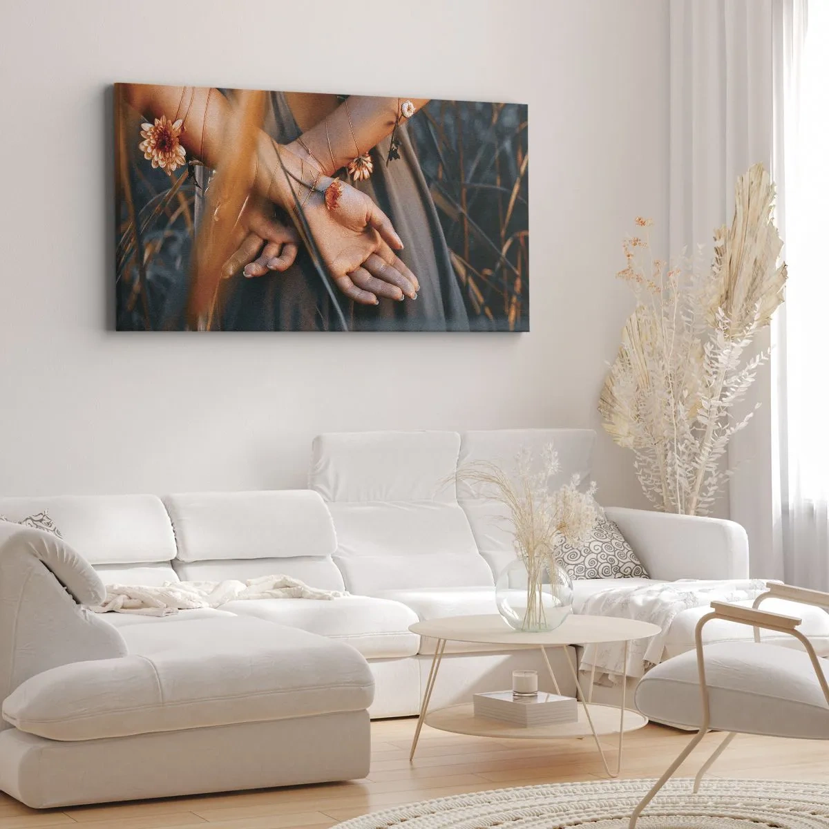 Impression sur toile - Image sur toile - Mains sensuelles avec des fleurs dans un cadre naturel - 140x50cm - Liée à la nature - Décoration murale moderne pour le salon et la chambre ARTTOR