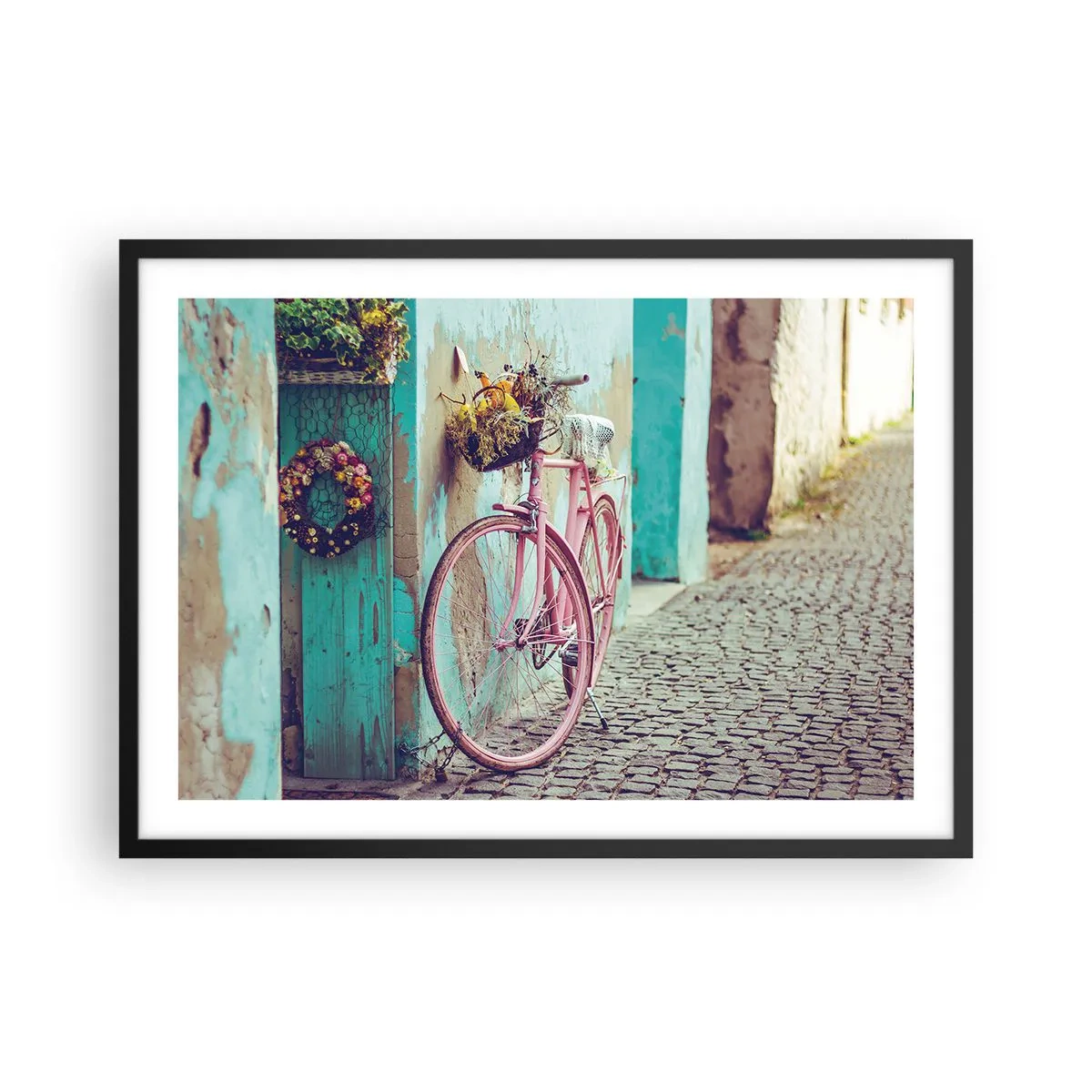 Affiche dans un cadre noir - Poster - Un vélo rose près d'une porte turquoise - 70x50cm - Je reviens tout de suite - Décoration murale moderne pour le salon et la chambre ARTTOR