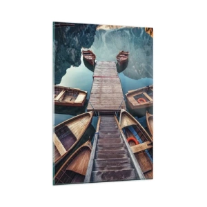 Impression sur verre - Image sur verre - Bateaux en bois sur un quai sur un lac de montagne - 80x120cm - J'attends à la marina - Décoration murale moderne pour le salon et la chambre ARTTOR